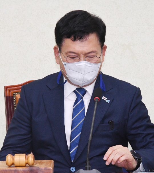 송영길 더불어민주당 대표가 9일 오전 서울 여의도 국회에서 열린 최고위원회 회의에 참석하고 있다.연합뉴스